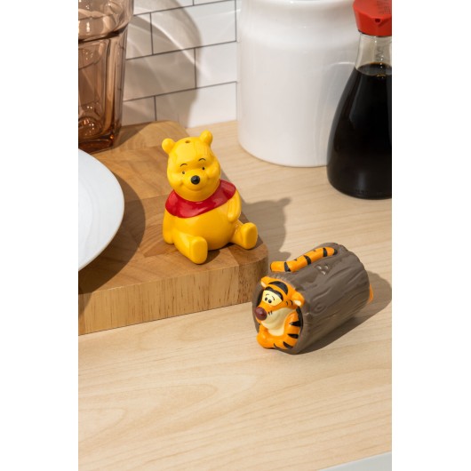 WINNIE & TIGGER SALT AND PEPPER SET