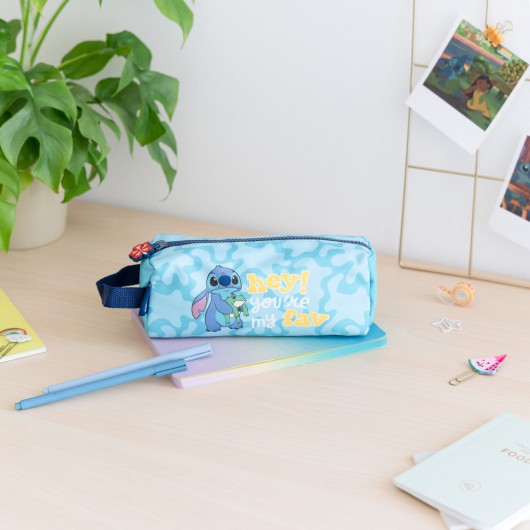 Estuche Stitch tropical con lápices sobre escritorio escolar