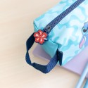 Detalle cremallera y asa estuche Disney Stitch tropical azul