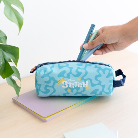 Estuche Stitch tropical siendo utilizado para guardar material escolar