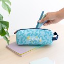 Estuche Stitch tropical siendo utilizado para guardar material escolar