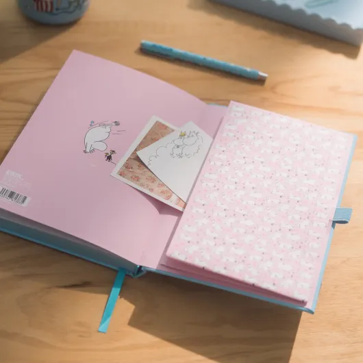SET CUADERNO PREMIUM A5 CON BOLIGRAFO MOOMIN