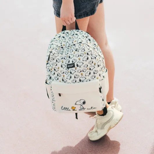 Mochila Snoopy Lazy Days blanca en mano con diseño infantil