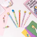 Set bolígrafos The Simpsons con topper giratorio en uso sobre escritorio