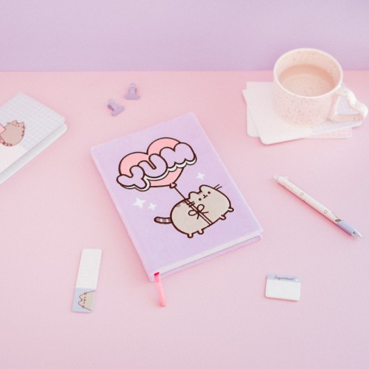 CUADERNO PREMIUM A5 TAPA FELPA PUSHEEN MOMENTS