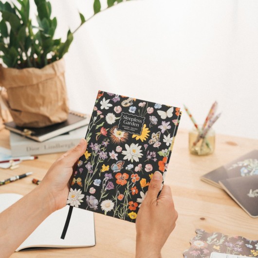 AGENDA ESCOLAR 2026/2027 SEMANA VISTA A5 CON LOMO 17 MESES SLEEPLESS GARDEN