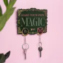 COLGADOR DE LLAVES CON LLAVERO WICKED PARTE 2