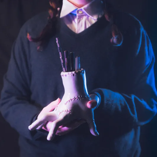PORTAPENNE CON SET DI SCRITTURA MERCOLEDÌ ADDAMS E MANO