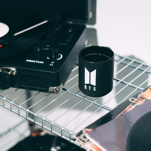 TAZZA BIANCA BTS LOGO