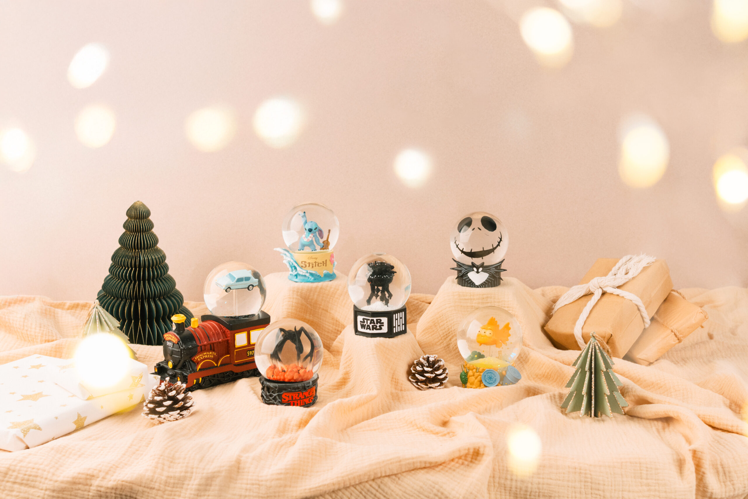 Decoración de Navidad al por mayor con bolas de nieve y adornos de licencias oficiales como Disney, Star Wars, Stitch, Pesadilla antes de Navidad y Stranger Things.
