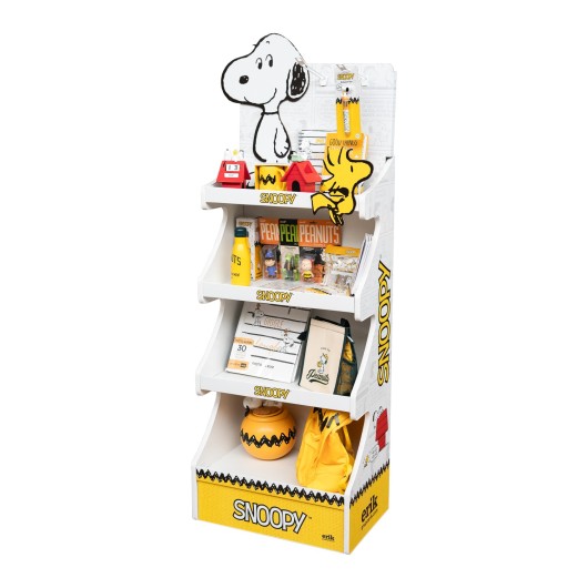 Expositor Snoopy con productos de merchandising en tienda display promocional