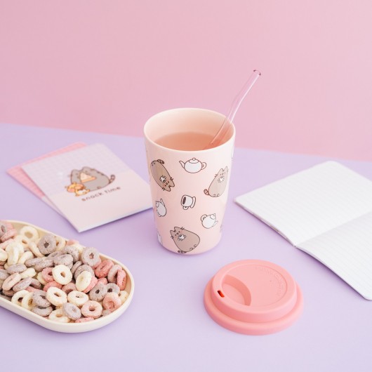 COPO CERÂMICO COM TAPA PUSHEEN MOMENTS