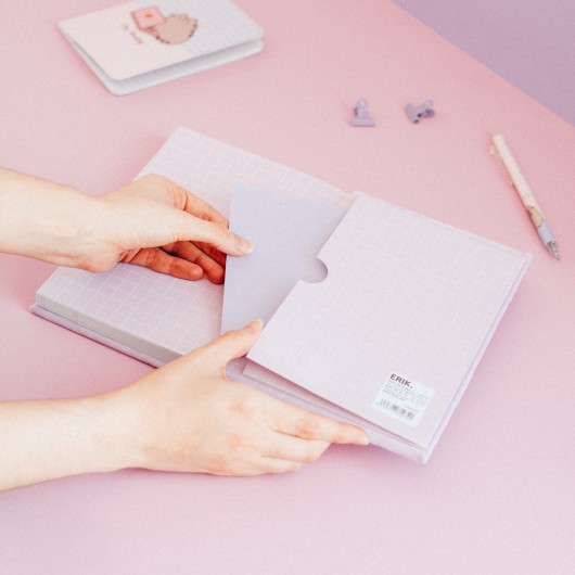 CADERNO PREMIUM A5 TAPA FELPA PUSHEEN MOMENTS