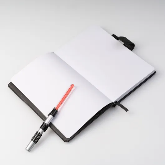 CADERNO PREMIUM A5 COM ESFEROGRÁFICA SABRE DE LUZ STAR WARS DARTH VADER