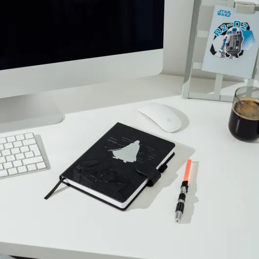 CADERNO PREMIUM A5 COM ESFEROGRÁFICA SABRE DE LUZ STAR WARS DARTH VADER