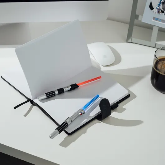 CONJUNTO DE 2 CANETAS SABRE DE LUZ STAR WARS LUKE SKYWALKER Y DARTH VADER