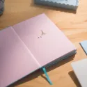 CONJUNTO CADERNO PREMIUM A5 COM ESFEROGRÁFICA MOOMIN