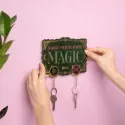 COLGADOR DE LLAVES CON LLAVERO WICKED PARTE 2