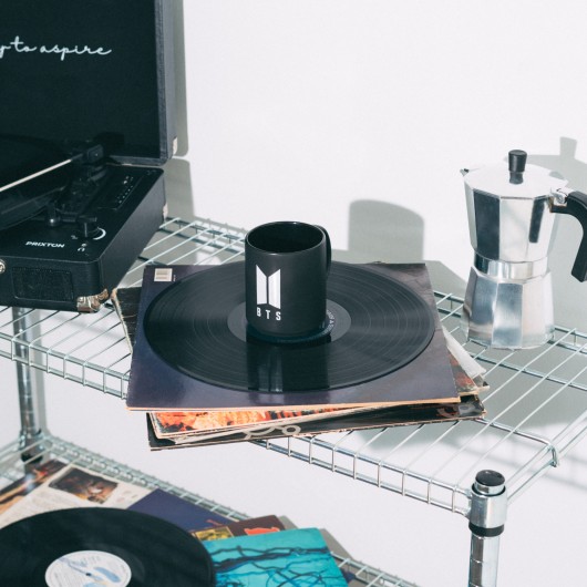 CANECA BTS BRANCA LOGOTIPO