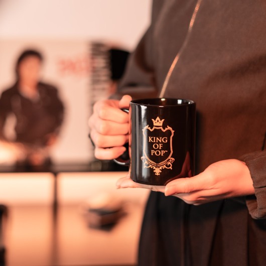 CANECA MICHAEL JACKSON KING OF POP PRETA